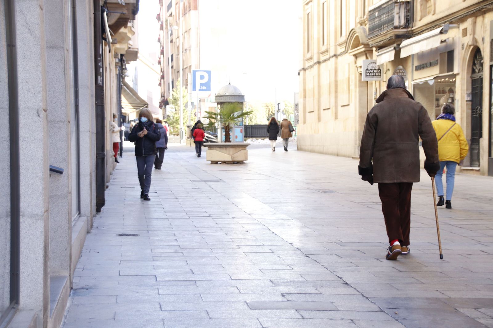Salmantinos paseando por las calles del centro