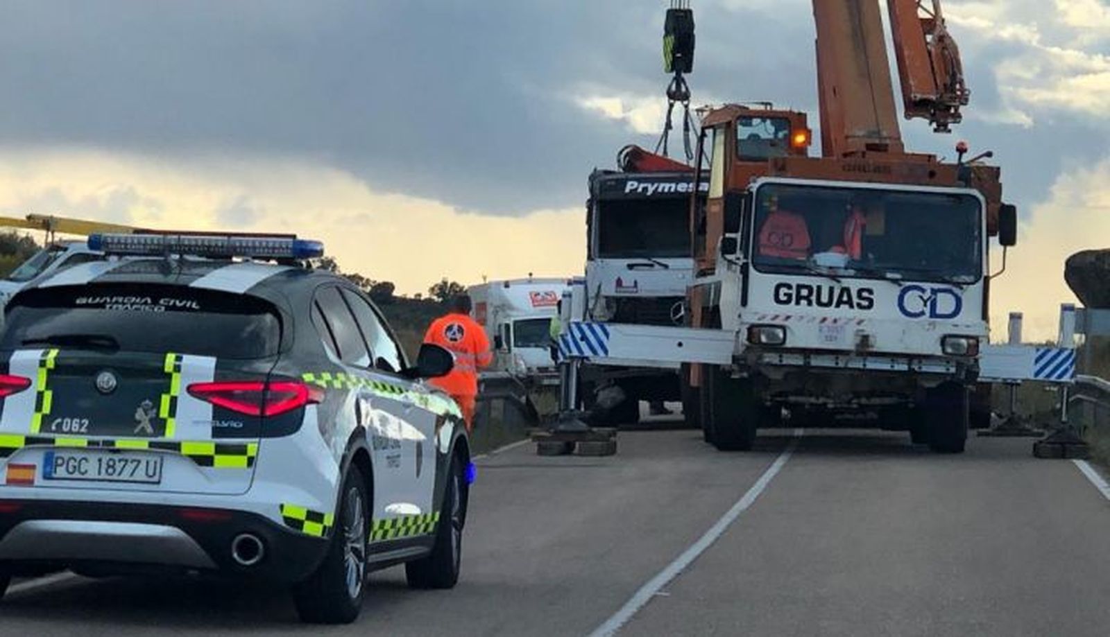 Camión volcado en la carretera entre Villarino y Trabanca
