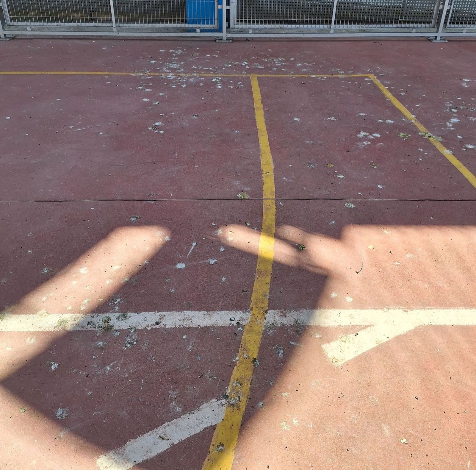 quejas-por-el-estado-de-la-pista-deportiva-del-barrio-de-vistahermosa-5