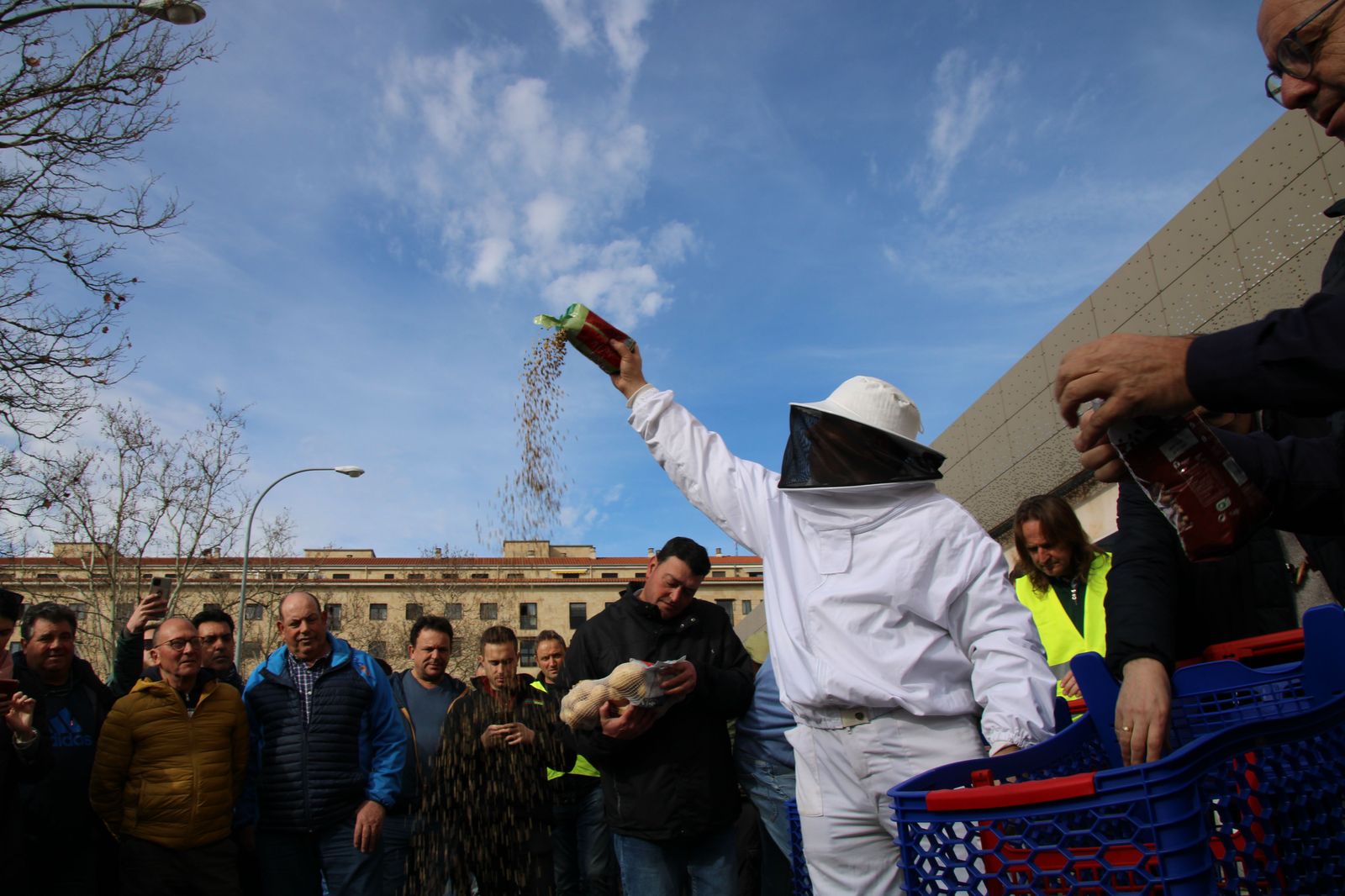 concentracion-profesionales-del-campo-en-el-carrefour-19