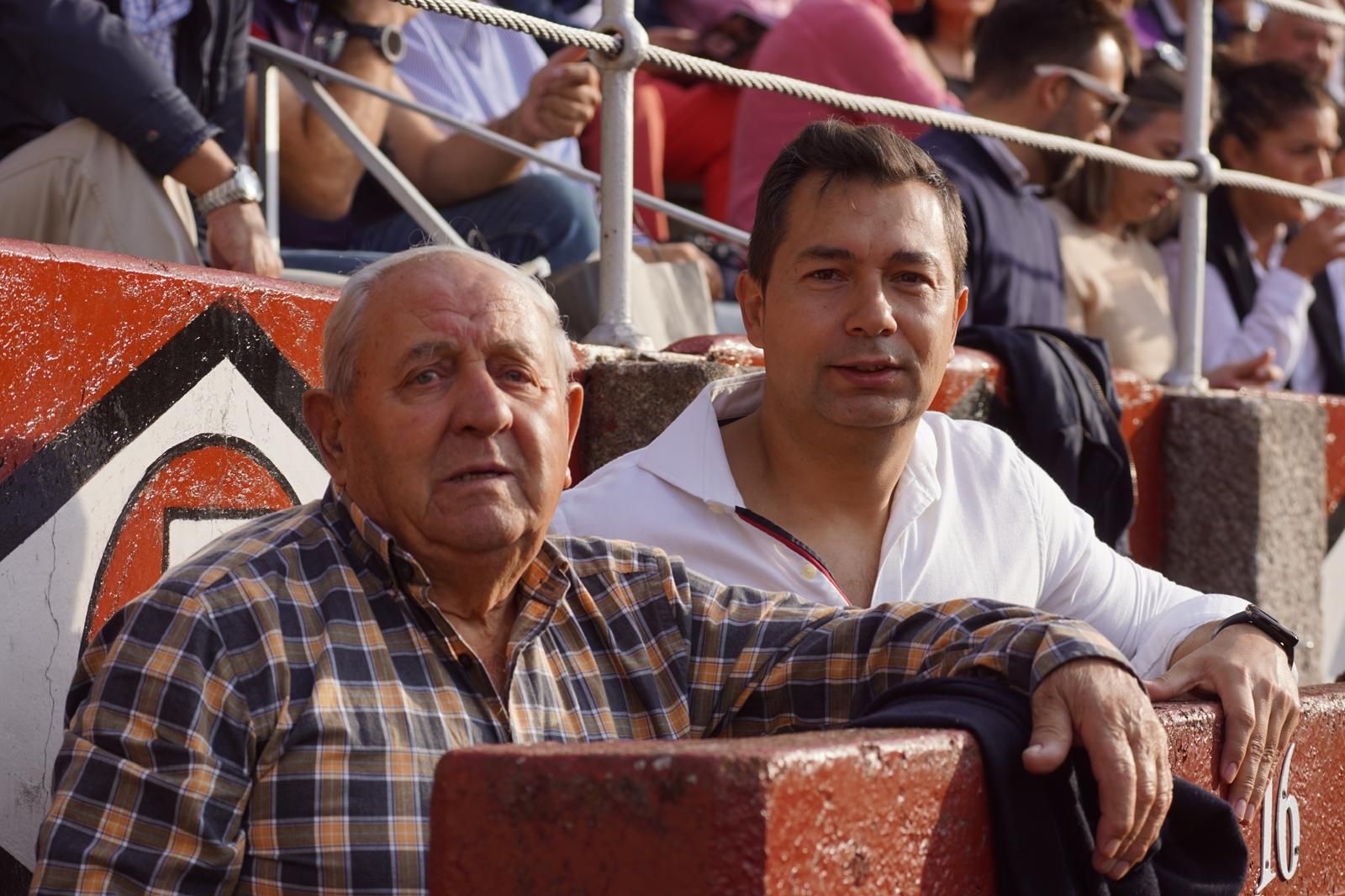 resumen-fotografico-del-ambiente-en-los-tendidos-de-la-glorieta-durante-la-corrida-concurso-22-de-septiembre-fotos-juanes-100