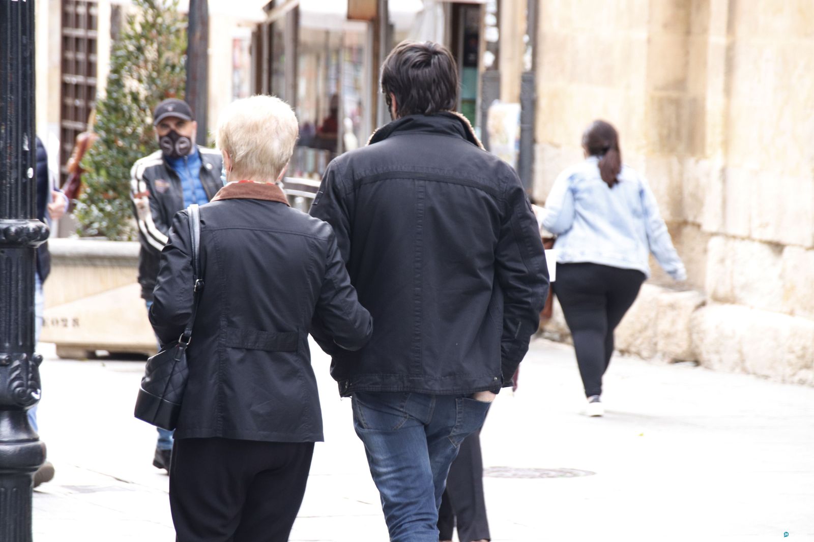 La cuarta ola continúa con sus fluctuaciones y este viernes experimenta un ligero incremento con 43 casos detectados