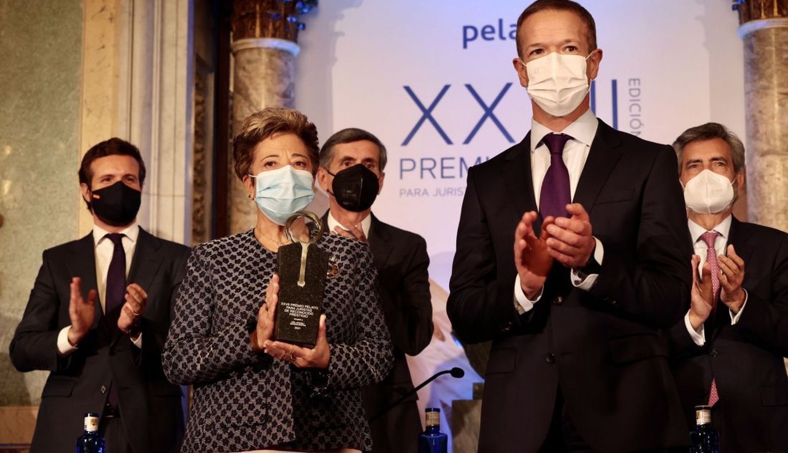 La catedrática Araceli Mangas recibiendo un galardón| Foto: Agencia ICAL