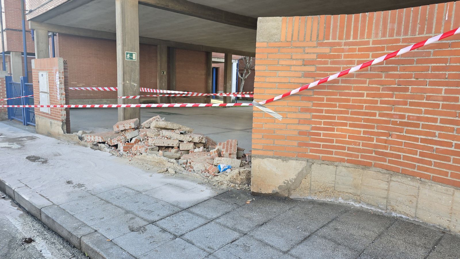 Muro del colegio Nicolás Rodríguez Aniceto destrozado por un coche Muro del colegio Nicolás Rodríguez Aniceto destrozado por un coche