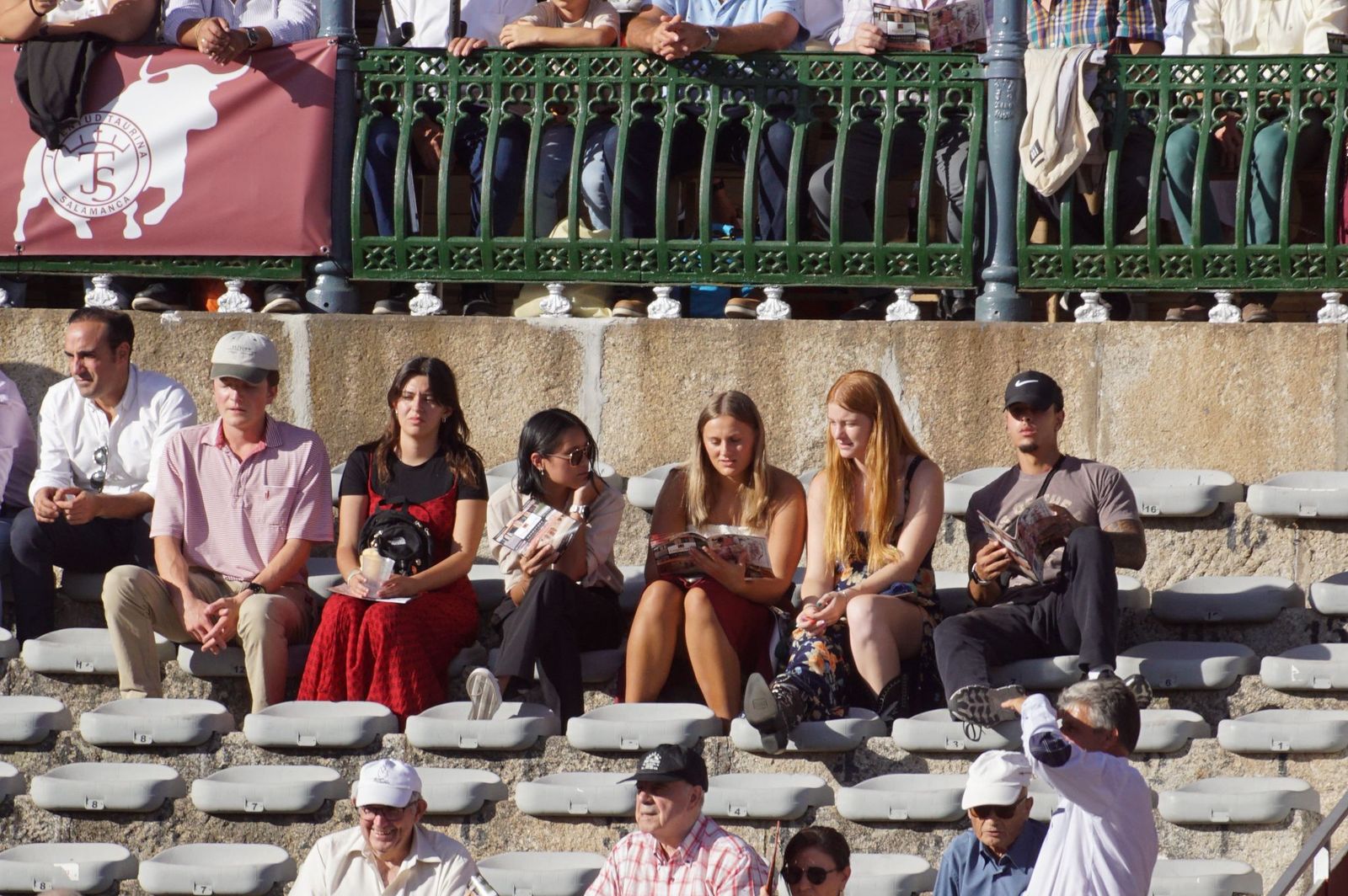 Así se ha vivido la primera corrida de la feria 2025 en La Glorieta: imágenes del ambiente en los tendidos y en el patio de cuadrillas