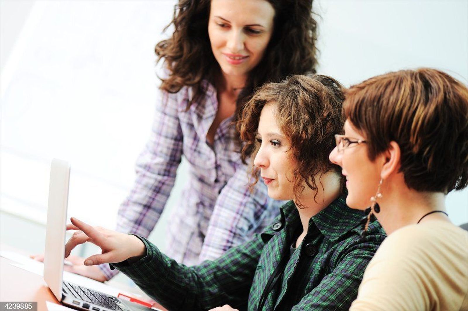 Mujeres con un ordenador. Foto EP