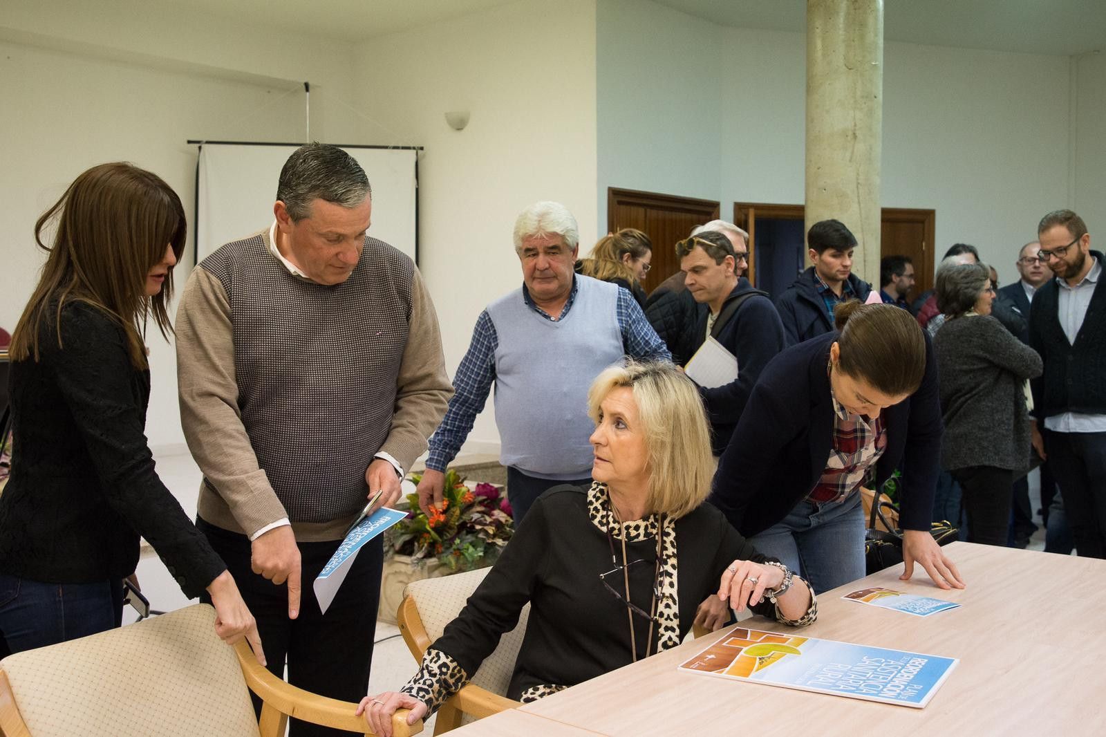 Casado aliste reunion sanidad