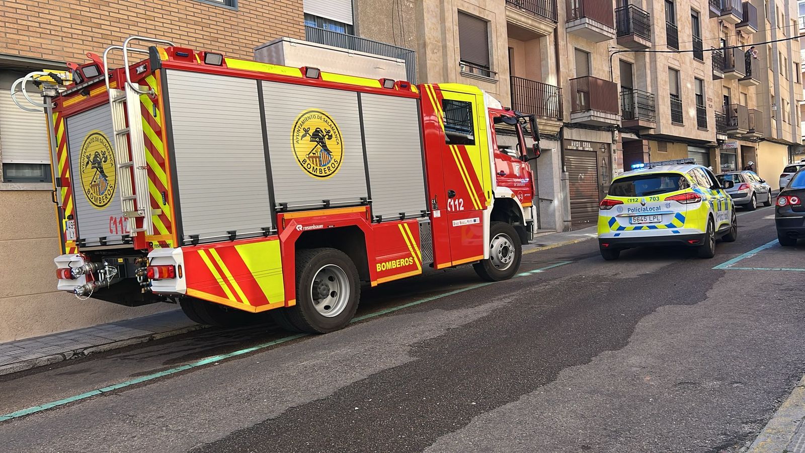 Bomberos de Salamanca y Policía Local en un incendio de la calle Fernando de Rojas