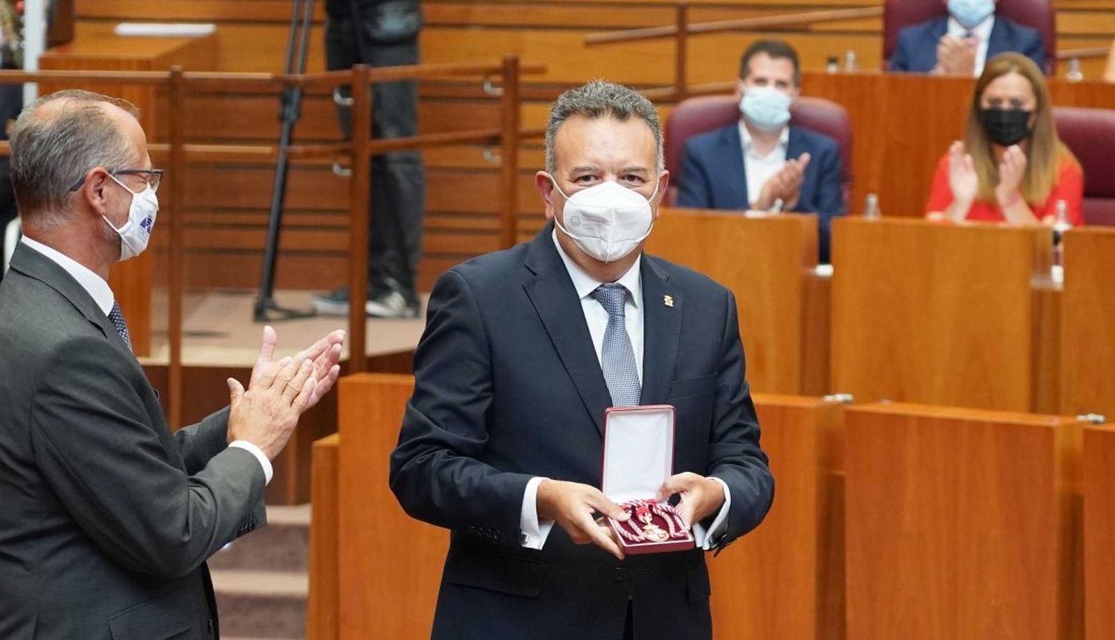 Raúl Hernández recibe su medalla como parlamentario tras jurar el cargo | ICAL