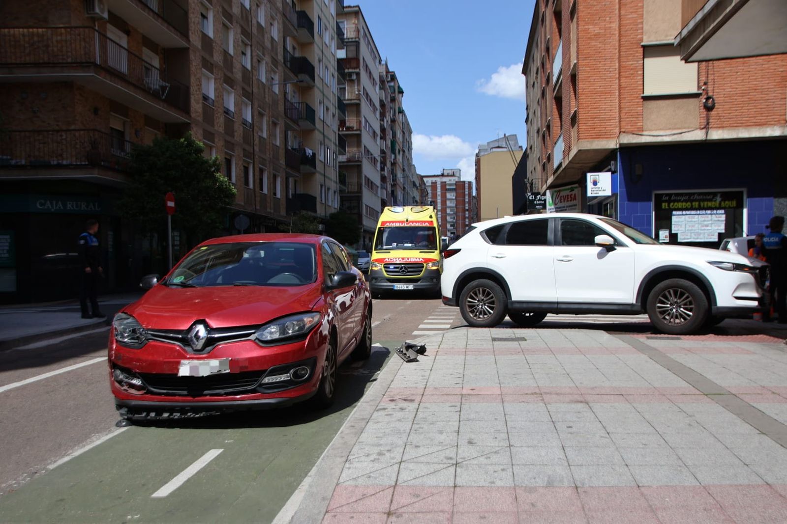 Dos coches colisionan en la calle Pizarro con Alfonso de Castro