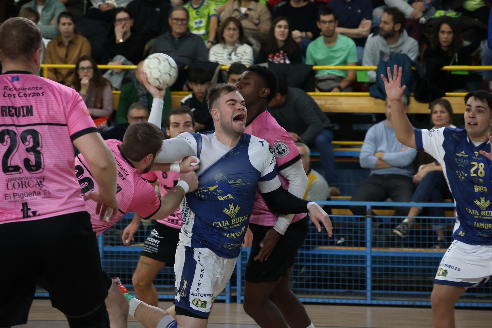 GALERÍA | El BM Zamora se juega consolidar el liderazgo frente a los asturianos del Auto-Center Principado Vetusta