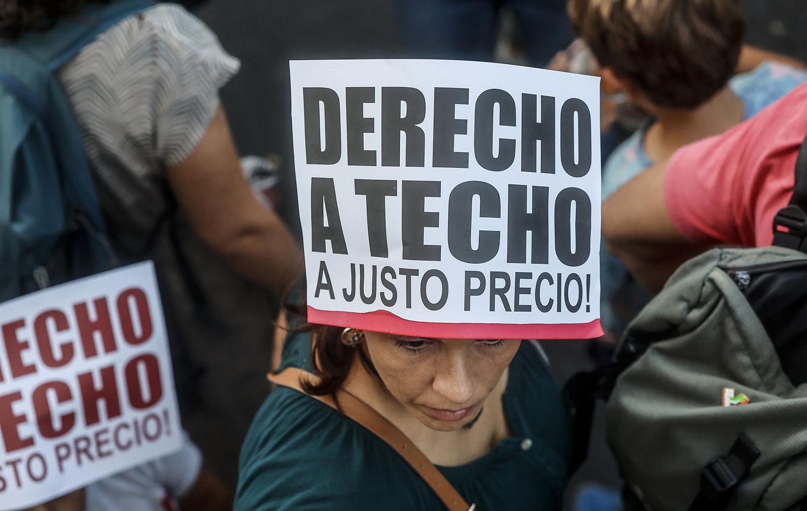 Varias personas durante una manifestación por el derecho a la vivienda. Archivo