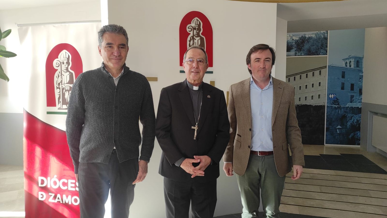 El obispo de Zamora junto con los premiados