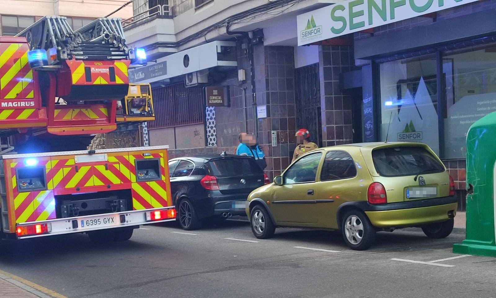 Los bomberos y la Policía esta mañana en Diego de Losada