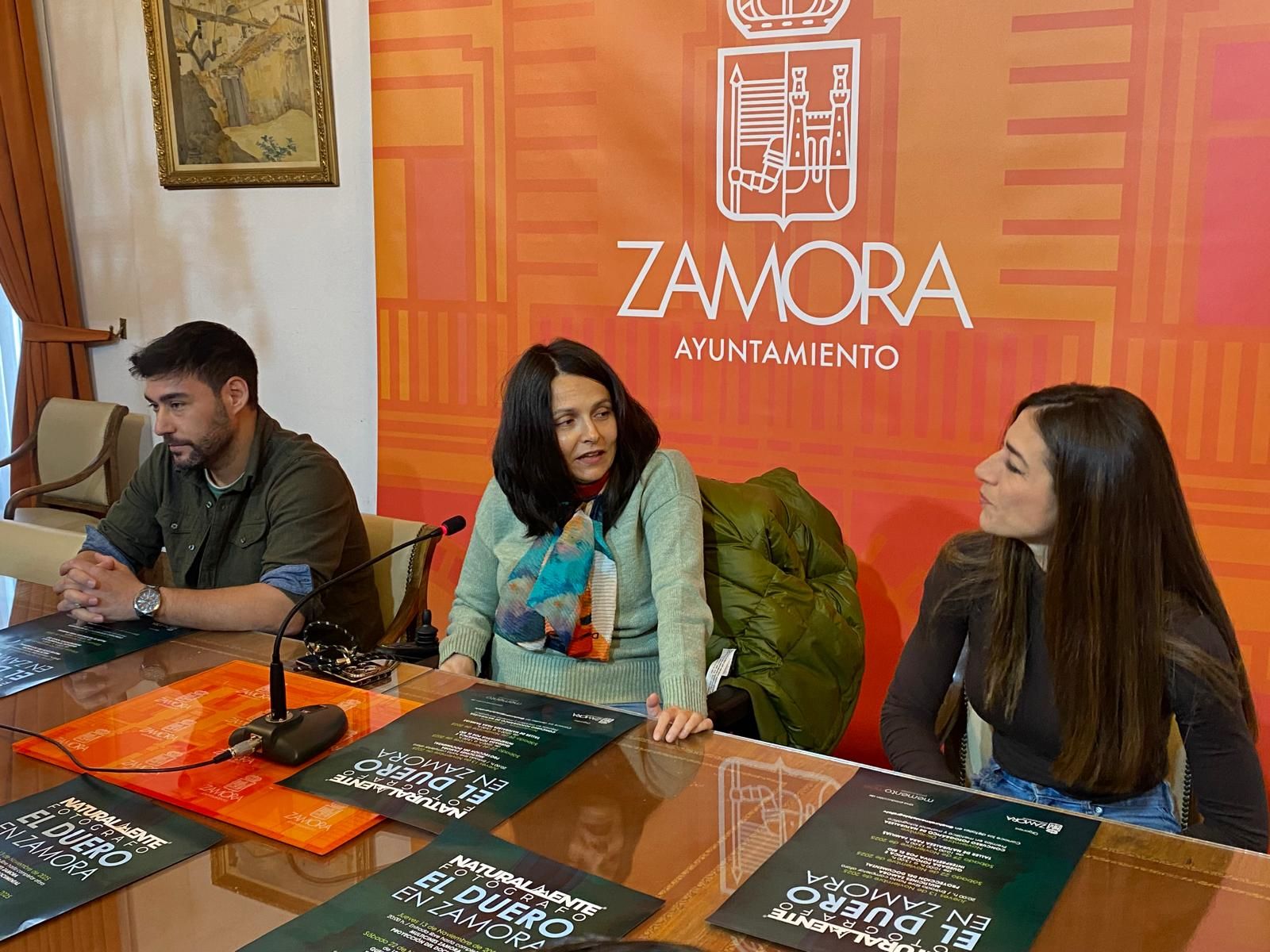 Ángel Lorenzo, María Eugenia Cabezas y Esther Mezquita durante la presentación del evento