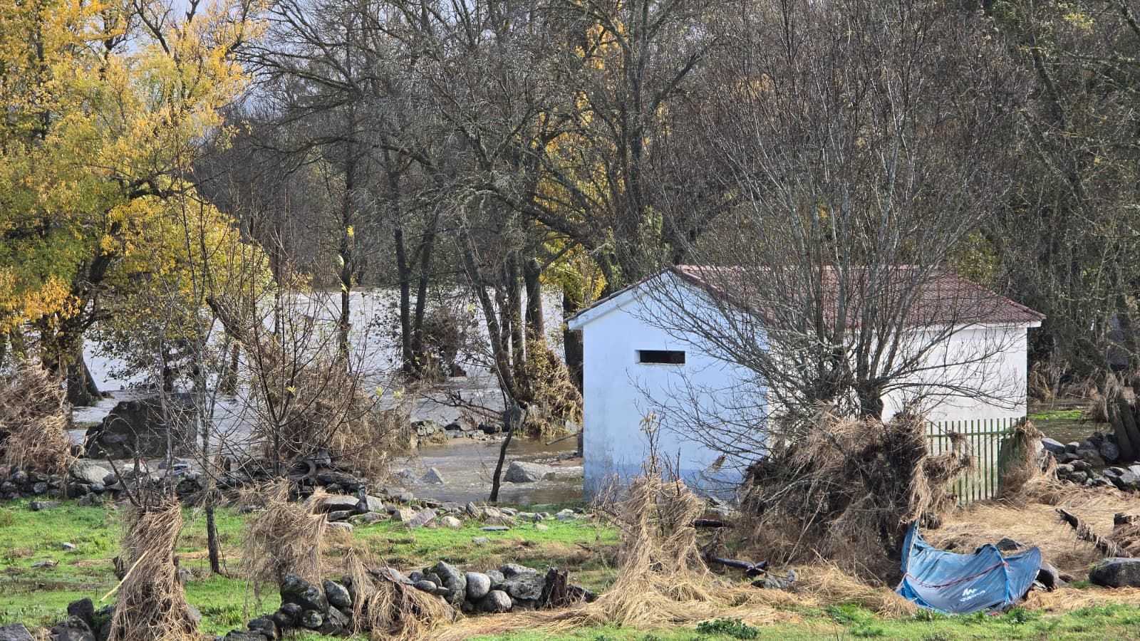 El río Tormes desbordado a su paso por El Puentes del Congosto tras el paso de la borrasca Claudia