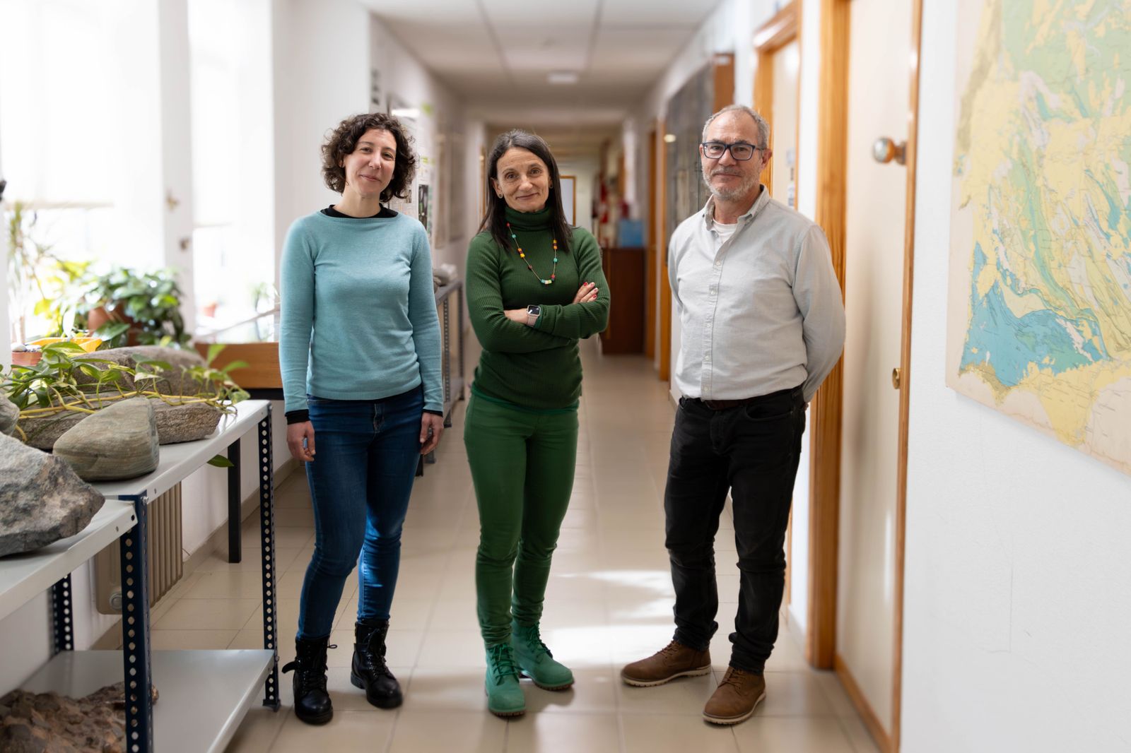 De izqda. a dcha. los geólogos de la USAL participantes en el estudio Irene de Felipe, Puy Ayarza y Mariano Yenes