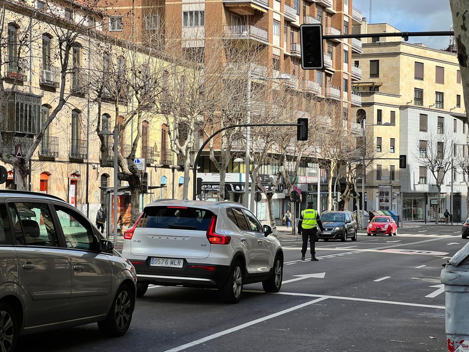 agentes-de-la-policia-local-dirigiendo-el-trafico-en-la-avenida-de-mirat-por-un-fallo-de-los-semaforos-fotos-s24h-4