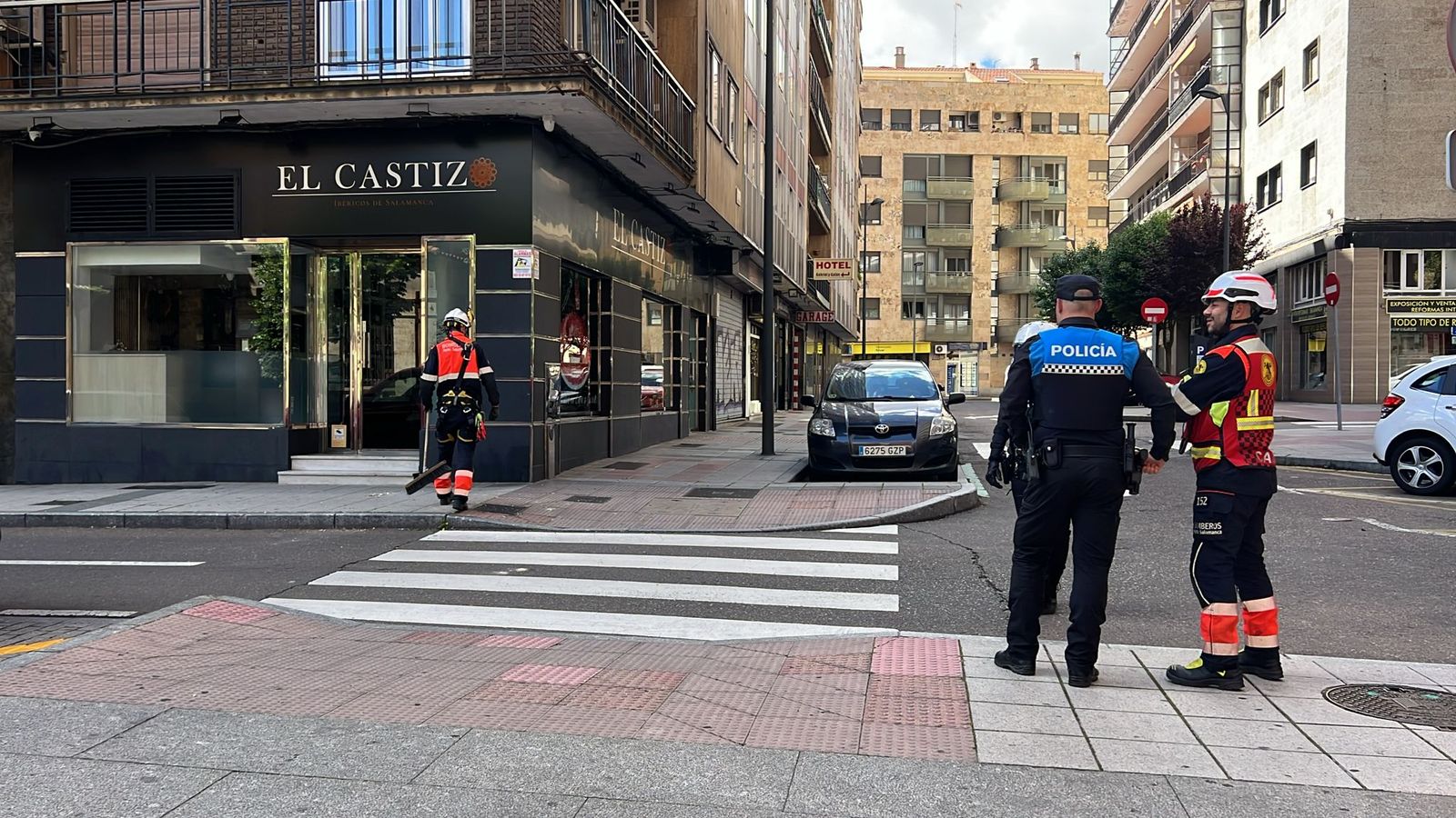 Bomberos de Salamanca y Policía Local en la actuación de este martes, 5 de mayo