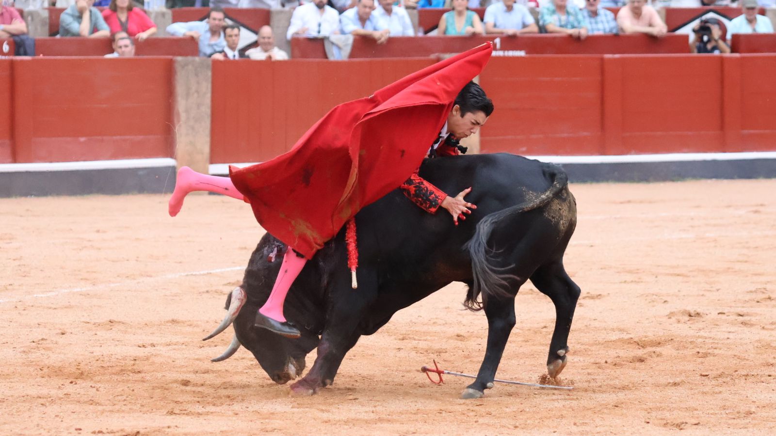 Voltereta de Marco Pérez en el cuarto toro de la tarde