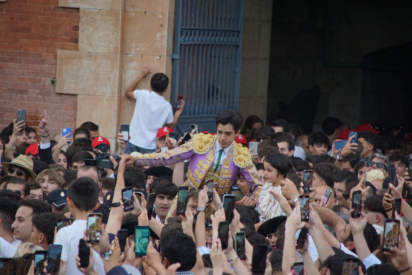 ambiente-en-los-tendidos-para-ver-el-mano-a-mano-de-morante-y-marco-perez-en-la-glorieta-por-san-juan-de-sahagun-2