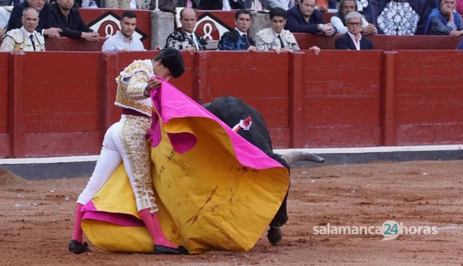 Ismael Martín con el toro de Garcigrande. Foto Juanes Ismael Martín con el toro de Garcigrande. Foto Juanes