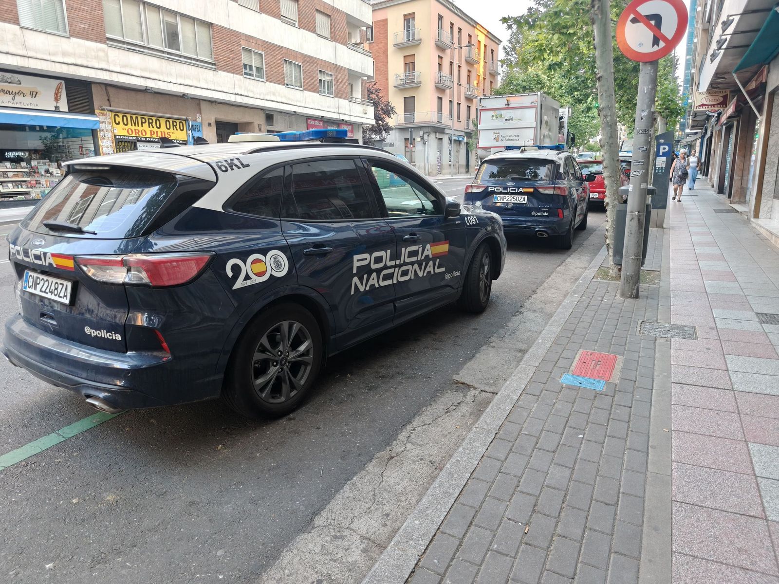 Rompen con una alcantarilla el escaparate de una tienda de la avenida de Villamayor Rompen con una alcantarilla el escaparate de una tienda de la calle María Auxiliadora