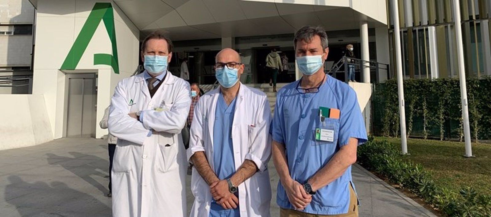 Algunos de los investigadores firmantes del trabajo en el Hospital Universitario Virgen Macarena. EP