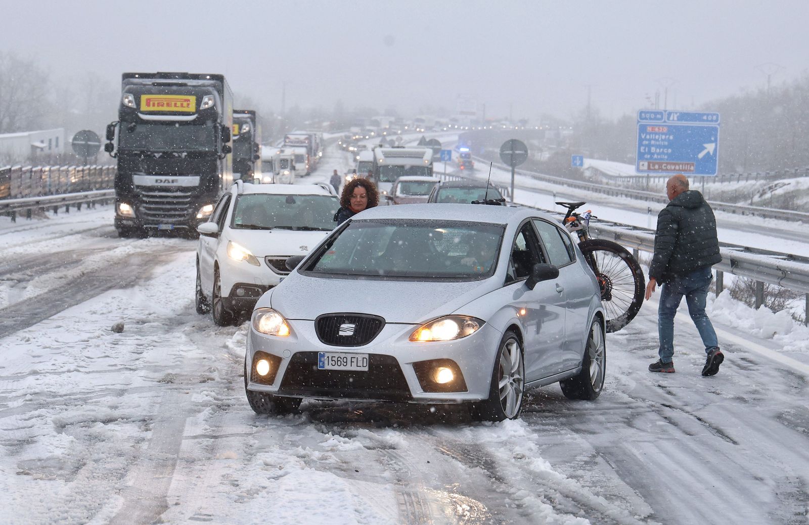 jose-vicente-ical-la-intensa-nevada-de-las-ultimas-horas-obliga-a-cerrar-al-trafico-la-autovia-de-la-ruta-de-la-plata-a-66-entre-sorihuela-y-vallejera-de-riofrio-salamanca-5
