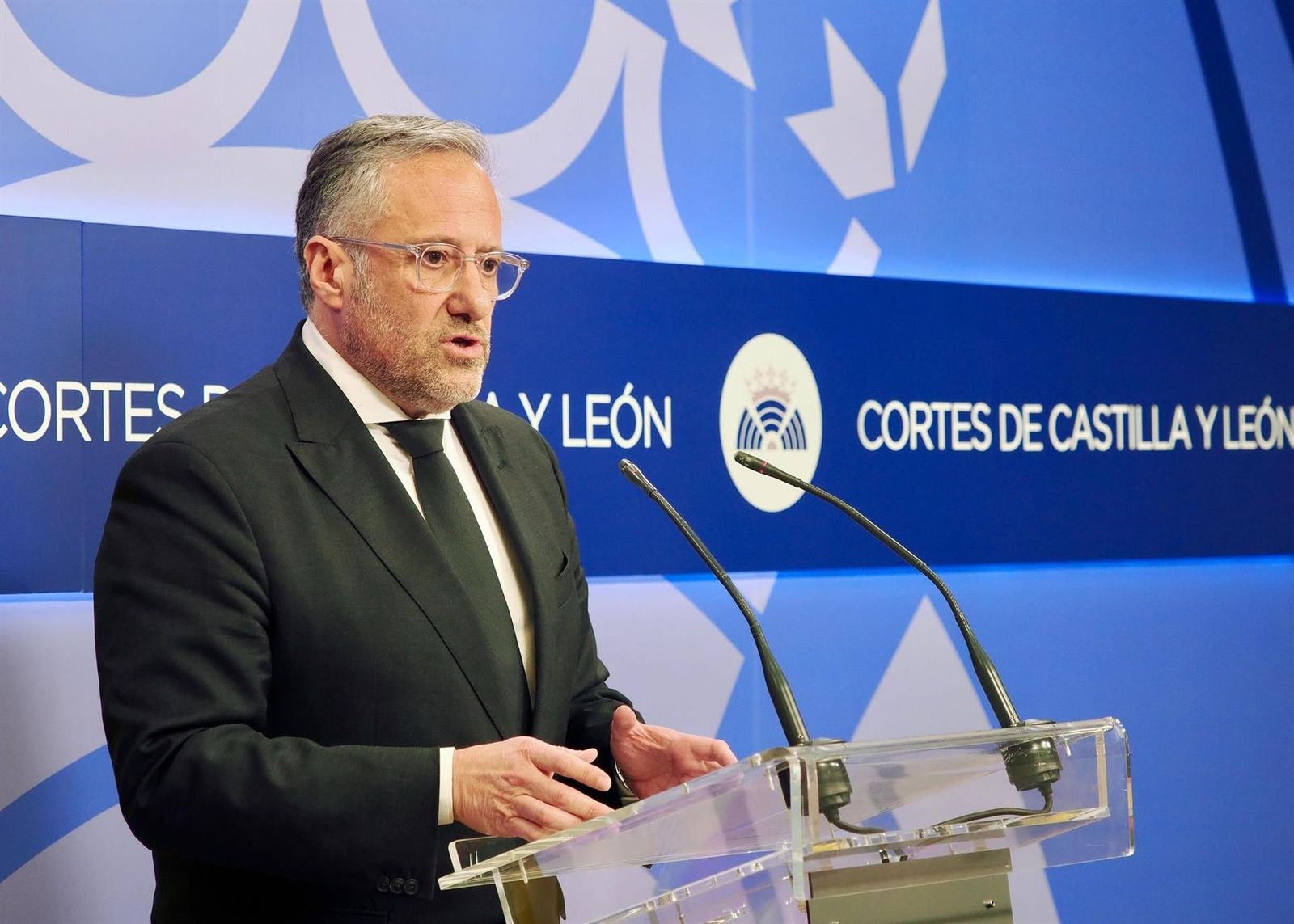 Carlos Pollán comparece ante los medios de comunicación para presentar la Medalla de Oro de las Cortes   CORTES