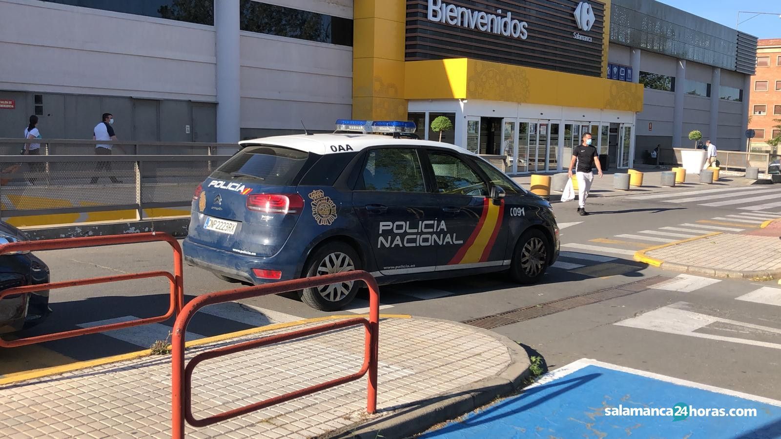 Imagen de archivo de un vehículo de Policía Naciona en el aparcamiento exterior del hipermercado Carrefour de Salamanca Imagen de archivo de un vehículo de Policía Naciona en el aparcamiento exterior del hipermercado Carrefour de Salamanca
