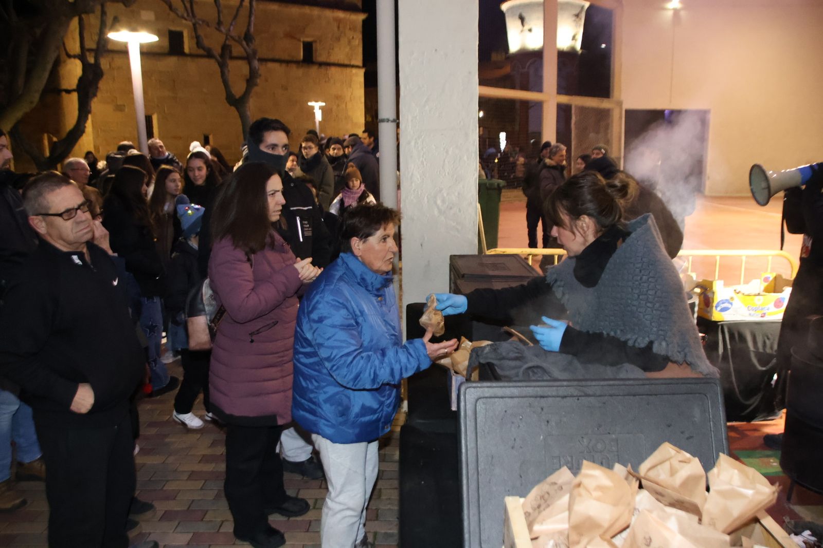 Castañada popular acompañada de un bonito espectáculo circense en Castellanos de Moriscos