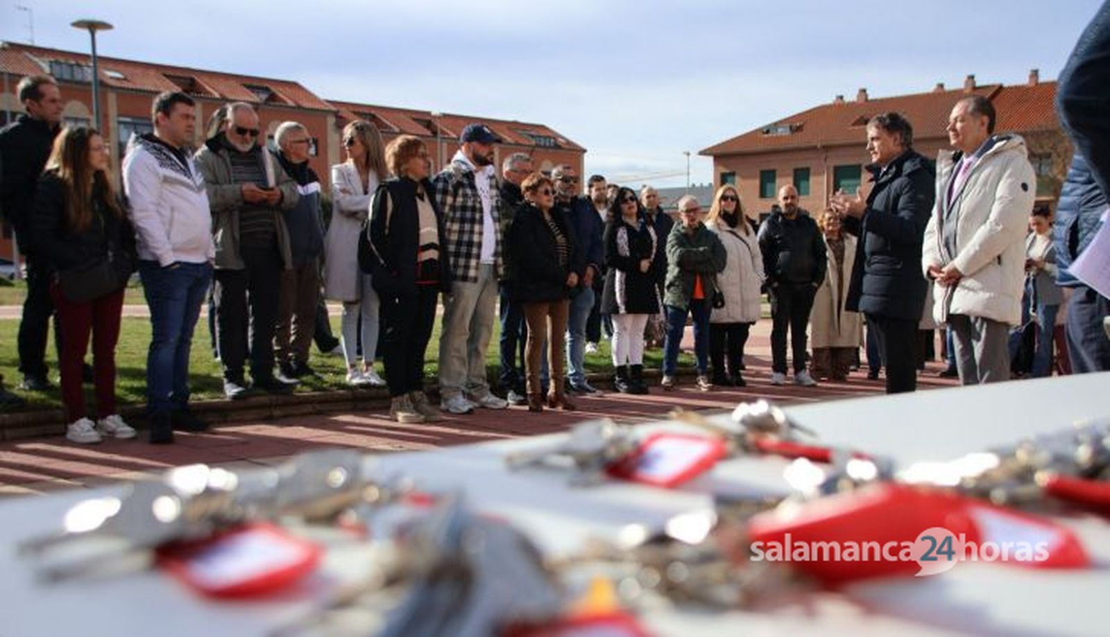  El alcalde de Salamanca, Carlos García Carbayo, entrega las llaves de una nueva promoción de viviendas protegidas en Pizarrales