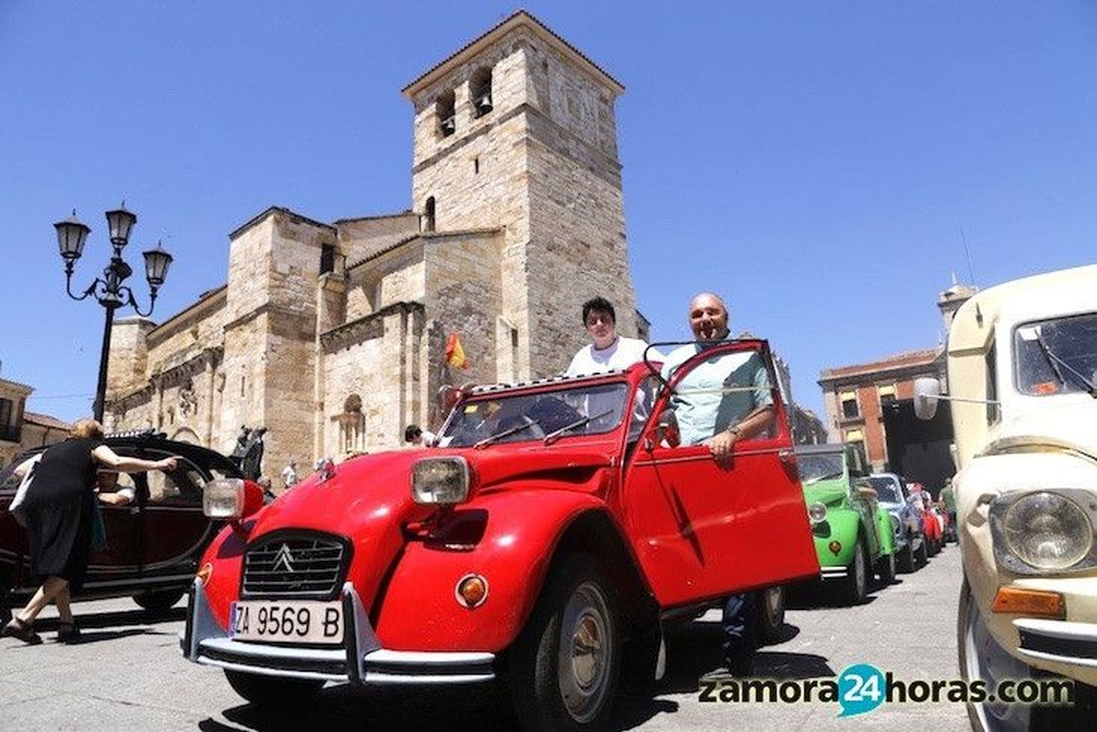 Los 2CV toman la capital a golpe de claxon