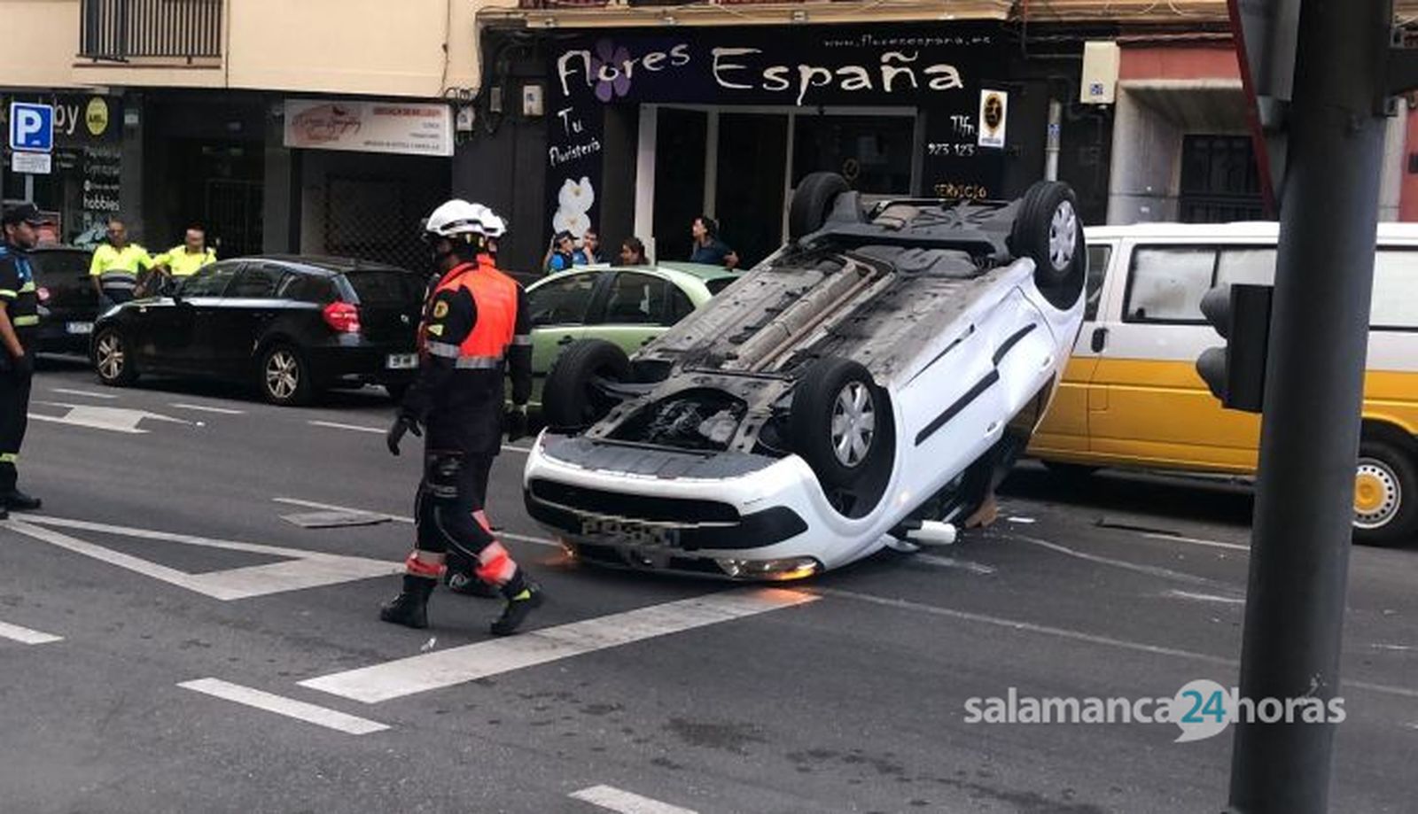 Vuelco de un vehículo en la avenida Campoamor