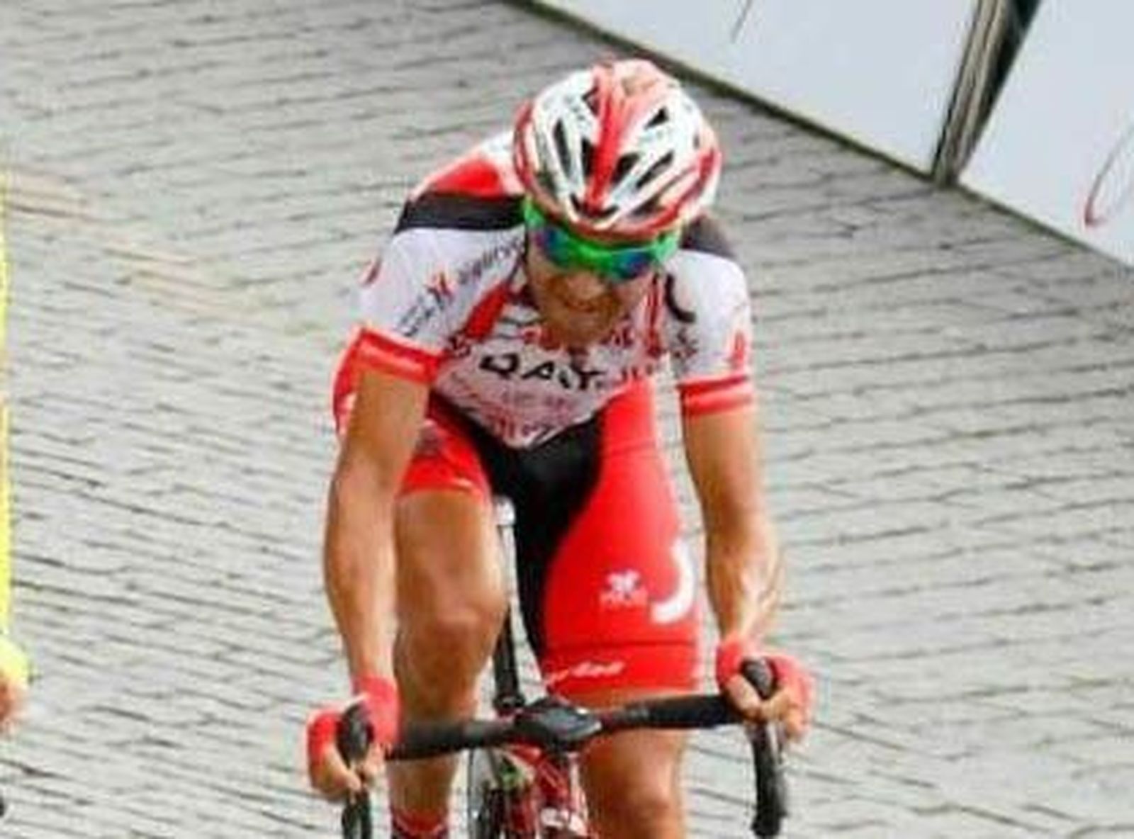 Moisés Dueñas entra en meta con el pelotón