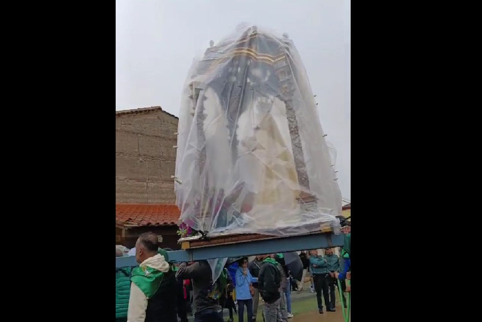 La virgen del Rosario emprende el camino a la ermita del Cristo de Morales