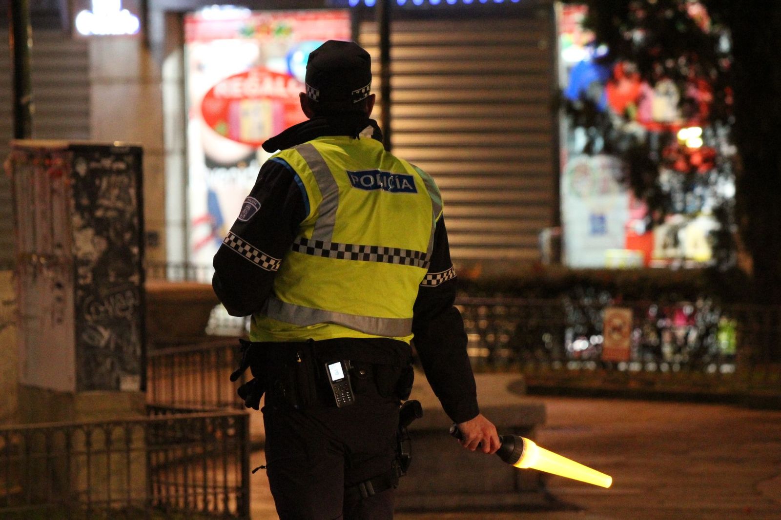 Policía Local en una actuación en el paseo de Carmelitas