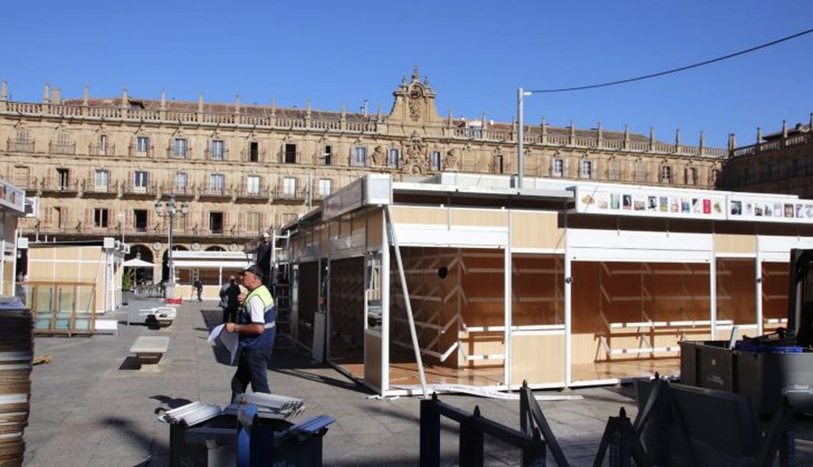 Montaje de la feria del libro 2022 (3)