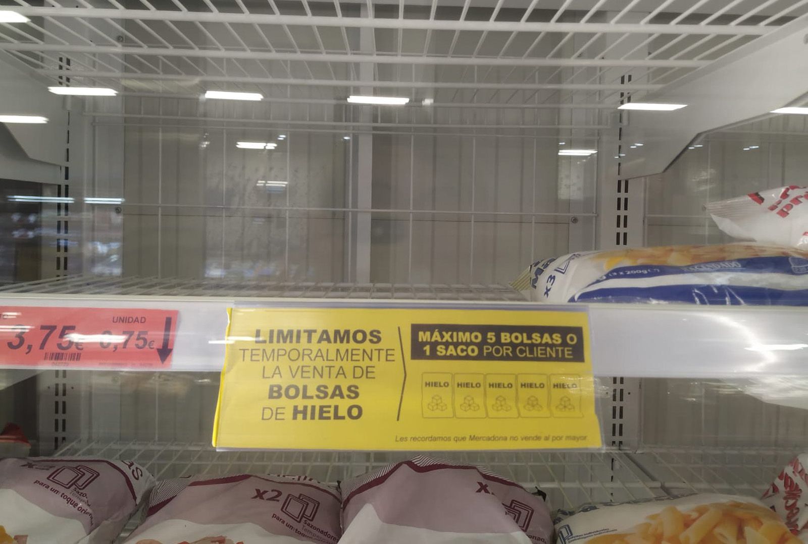 El estante del hielo en un supermercado de Zamora