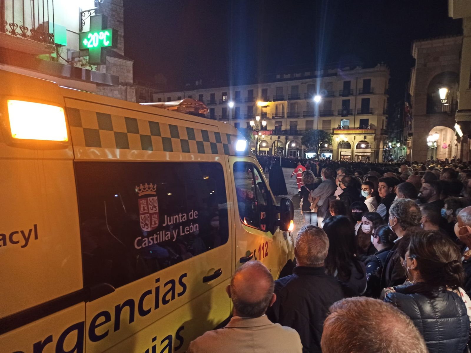 Una ambulancia accede a la Plaza Mayor durante la procesión de la Soledad en 2022
