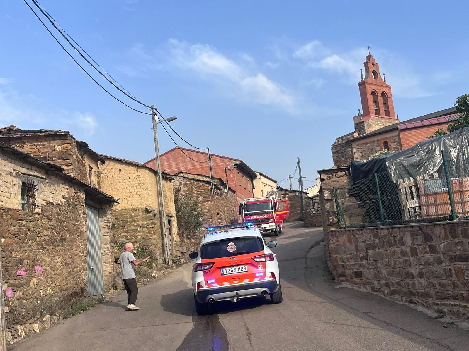 Un vecino el día después del terrible desalojo en Abejera conversando con los ocupantes de un vehículo de Protección Civil de Zamora