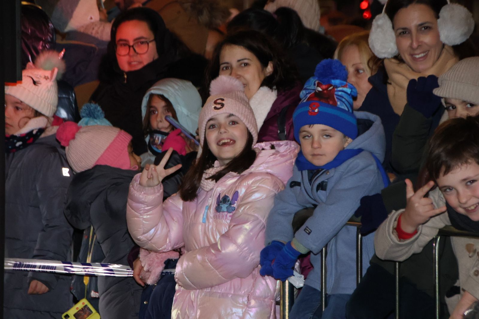 Niños y mayores viven con ansia el paso de la Cabalgata de Salamanca 2026