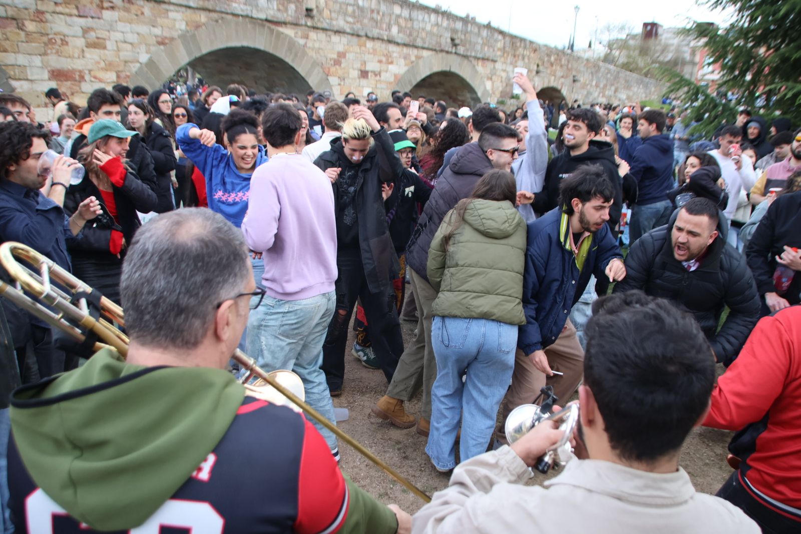 Un multitudinario Lunes de Aguas en Salamanca llena la ribera del Tormes