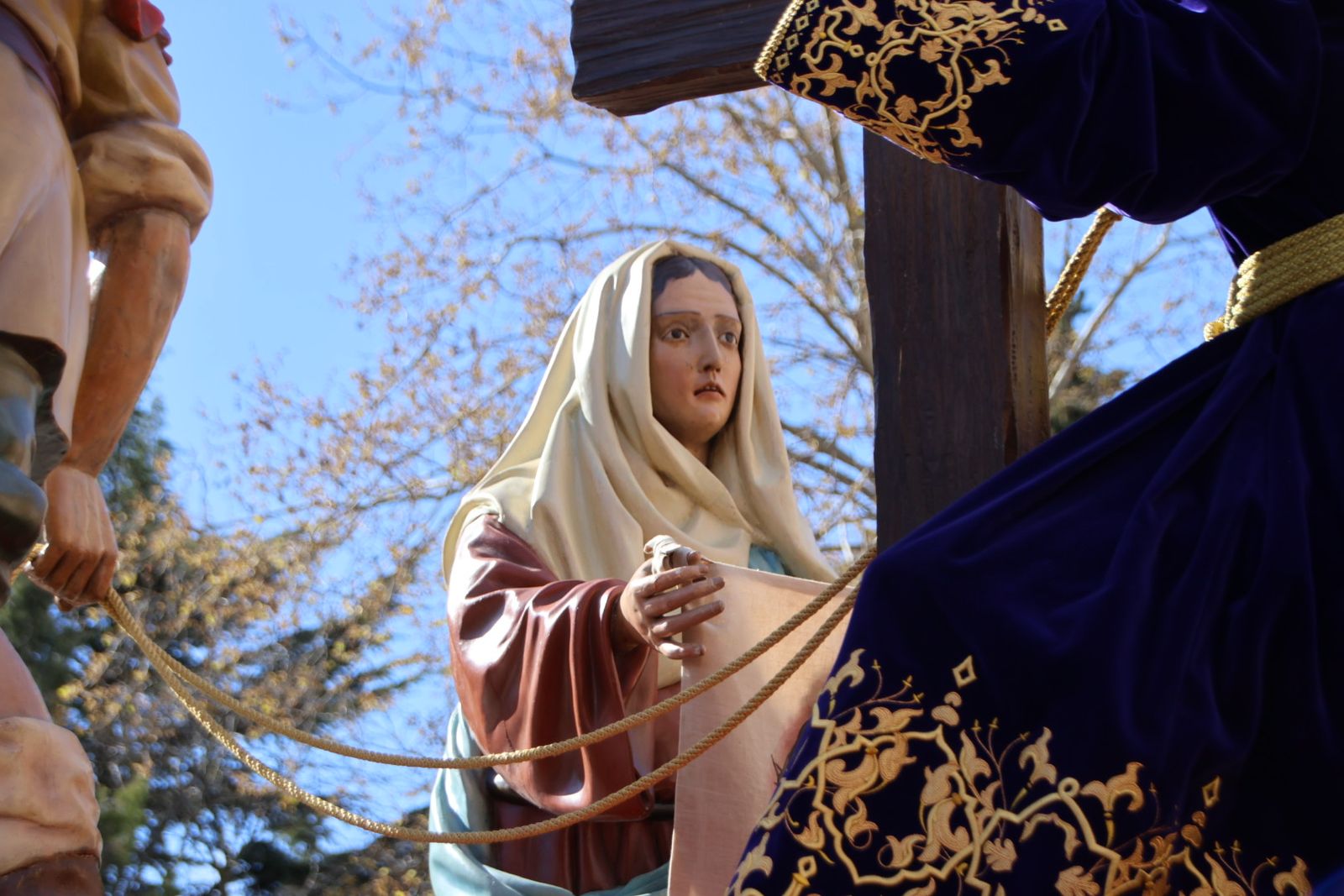 La devoción por el Santo Entierro llena de fe y pasión las calles de Salamanca
