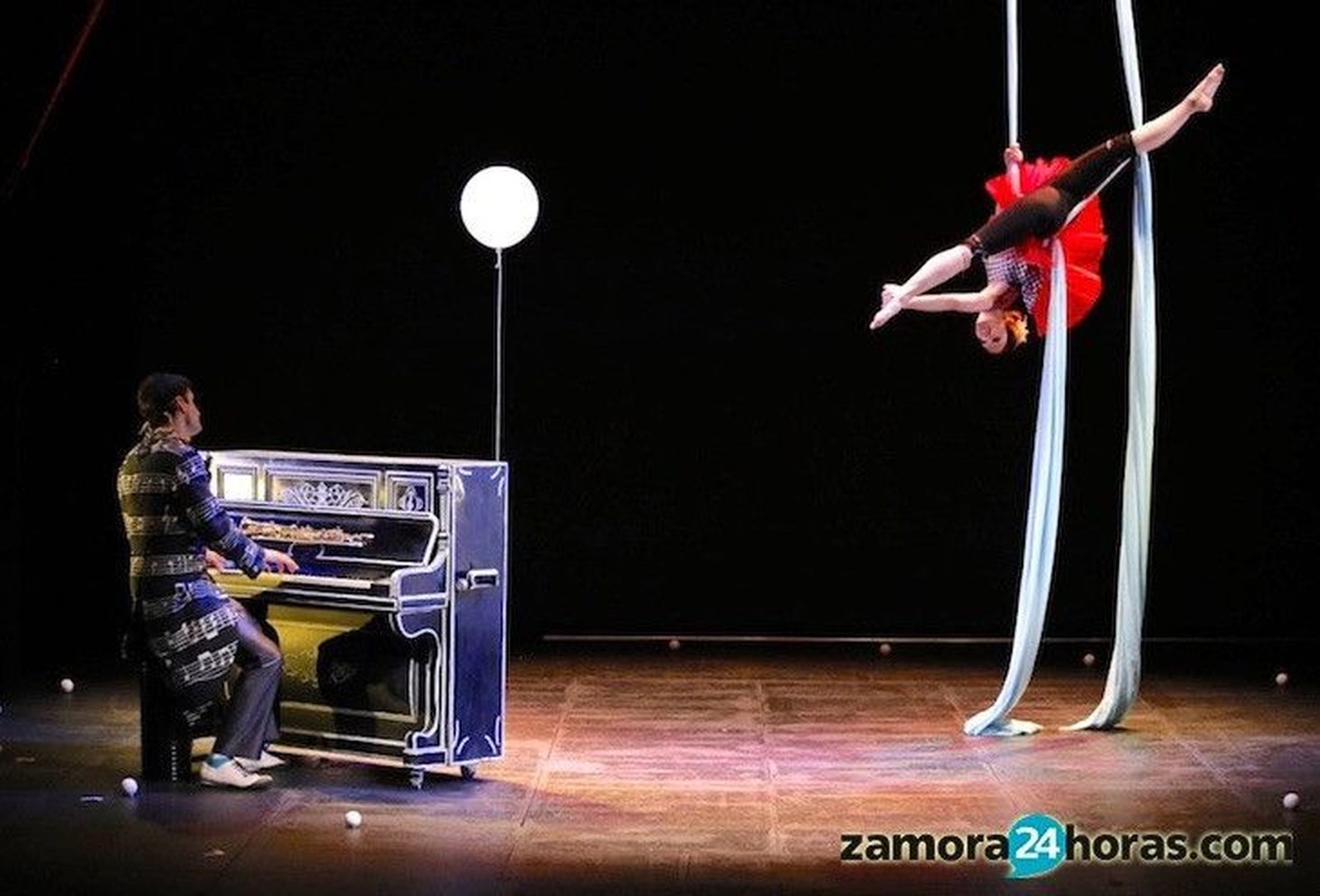 Acrobacias musicales para despedir la campaña escolar del Principal