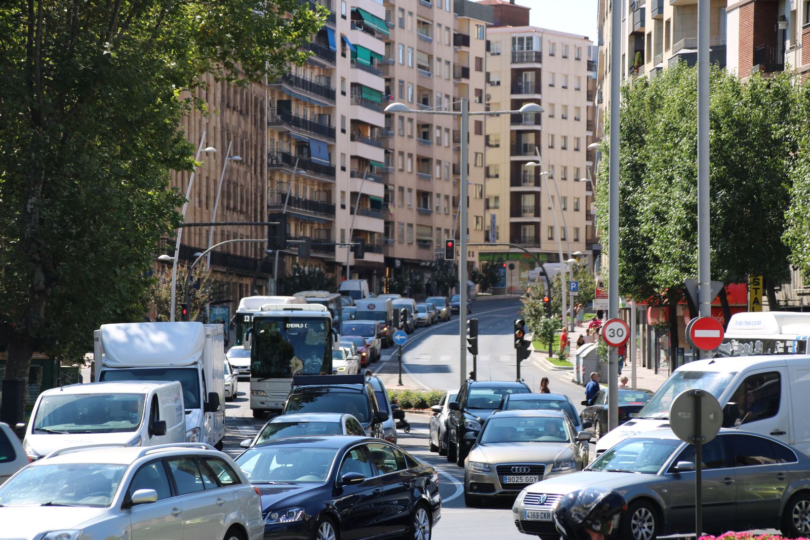 Retenciones en el tráfico en la avenida de Mirat