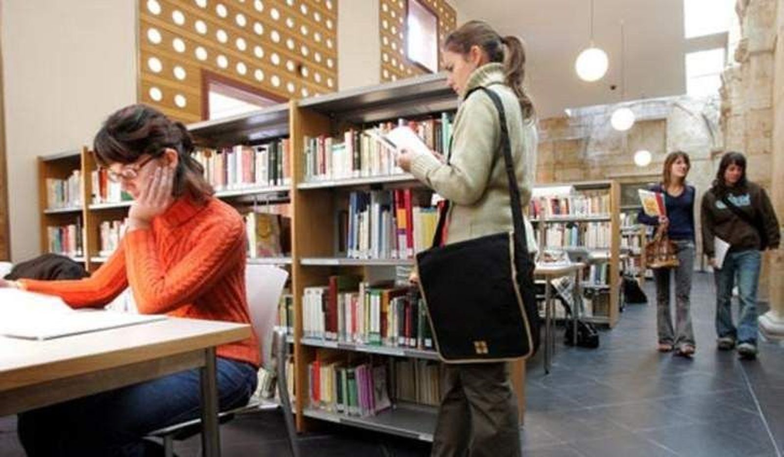 En la Pontificia, las bibliotecas son para el verano