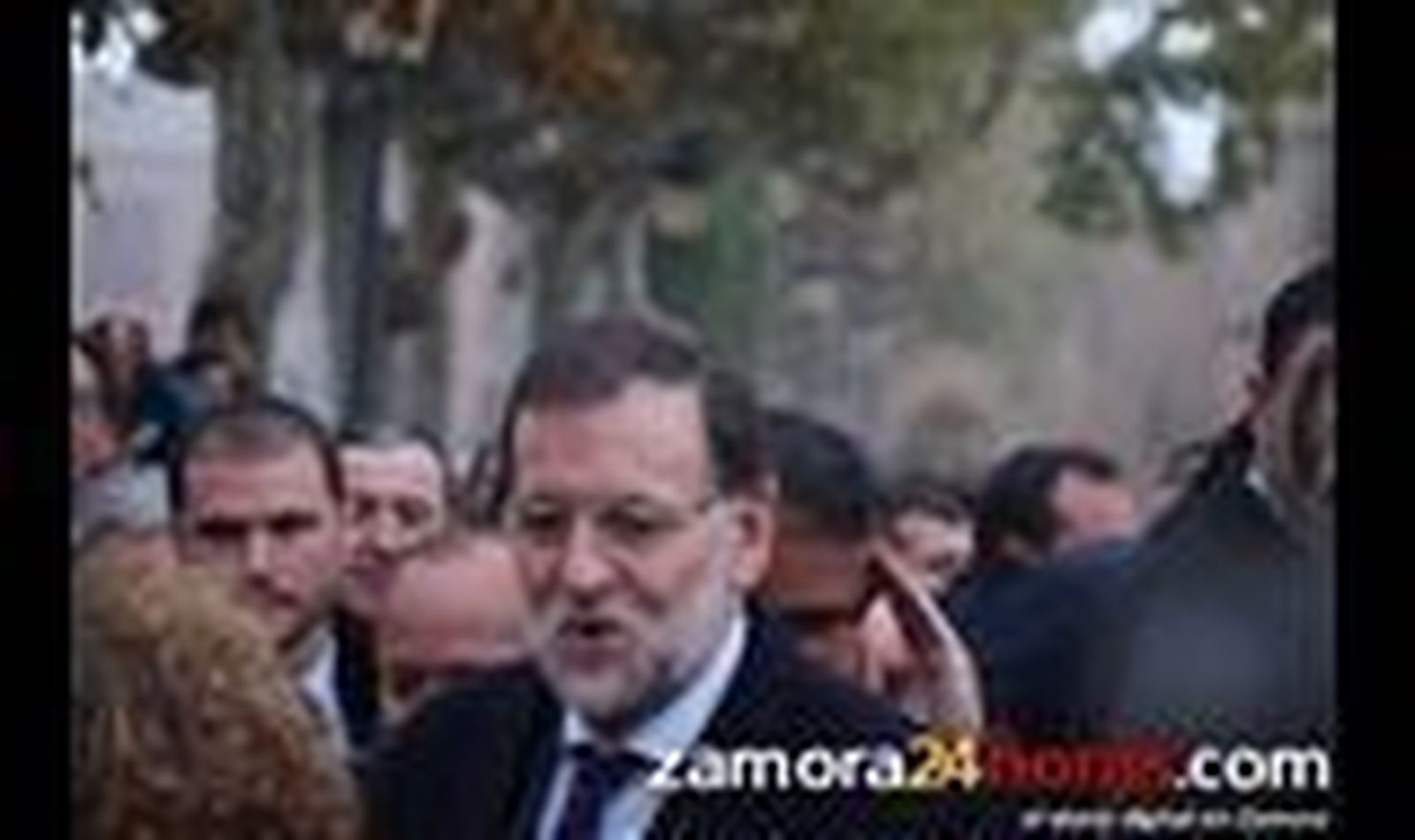 Rajoy recibe un puñetazo y le rompen las gafas durante un paseo en Pontevedra