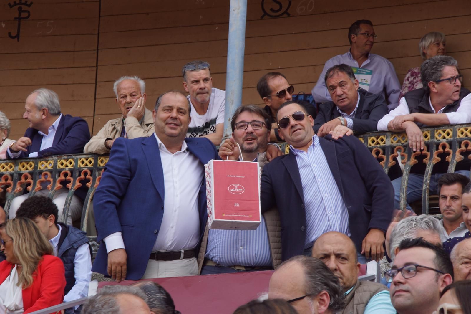 resumen-fotografico-del-ambiente-en-los-tendidos-de-la-glorieta-durante-la-corrida-concurso-22-de-septiembre-fotos-juanes-64